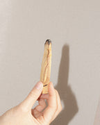 Palo Santo in Hand, Räucherwerk, natürlich und nachhaltig von Henny