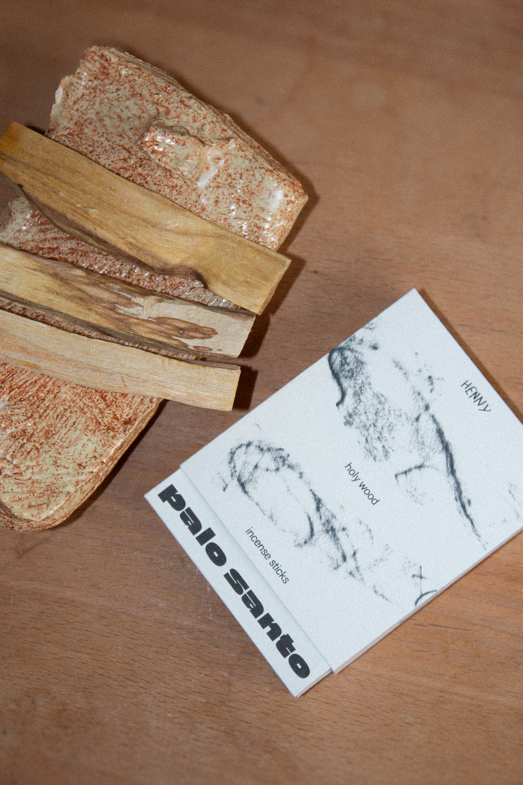 Palo Santo auf Keramik Teller von Henny