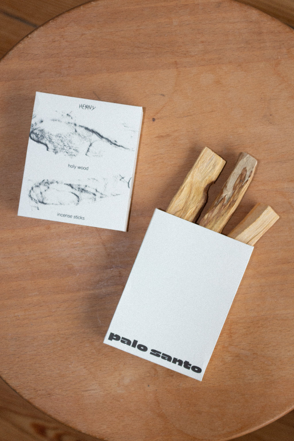 Palo Santo Verpackung geöffnet auf Holz Stuhl